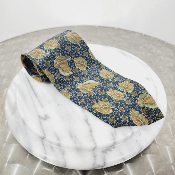 Vintage Valentino Cavatte Navy Floral Geo Print 100% Silk Necktie Made in Italy - Picture 1 of 9